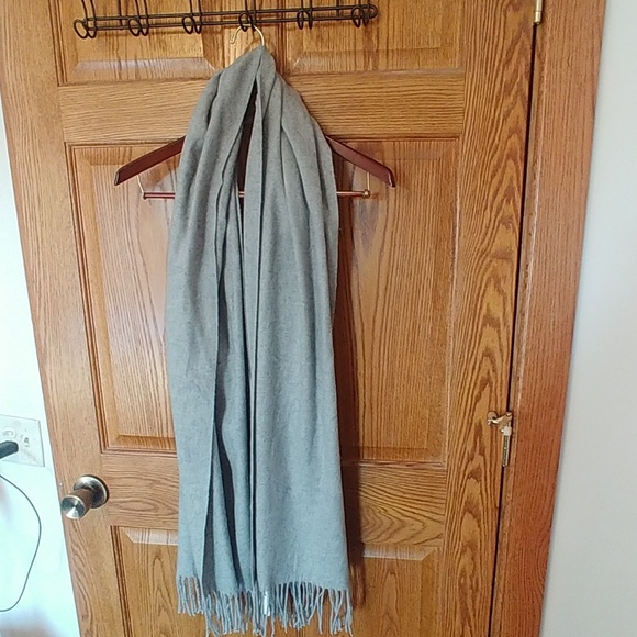 LOFT Accessories - NWT Gray Wool-like scarf